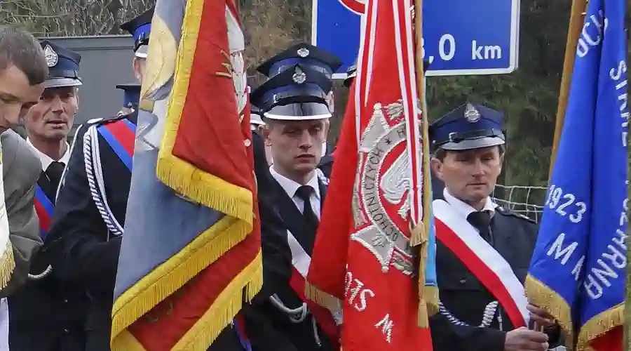 Józefów nad Wisłą, 11.11.2013. Złożenie kwiatów pod Pomnikiem Powstańców. Poczty sztandarowe.