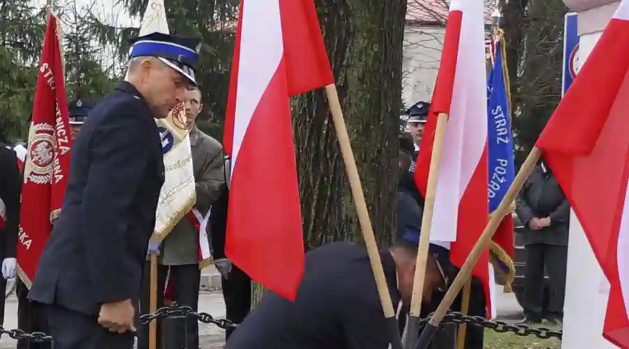 Józefów nad Wisłą, 11.11.2013. Złożenie kwiatów pod Pomnikiem Powstańców.