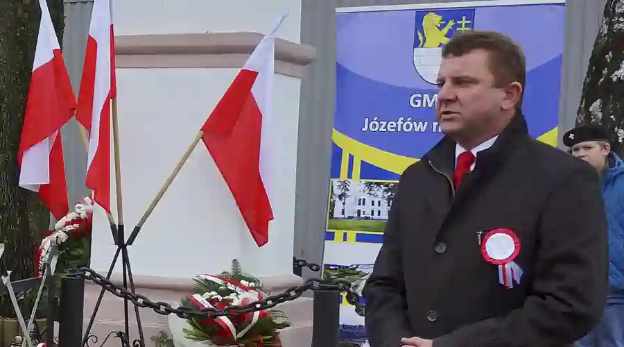 Józefów nad Wisłą, 11.11.2013. Złożenie kwiatów pod Pomnikiem Powstańców. Pan wójt Grzegorz Kapica.