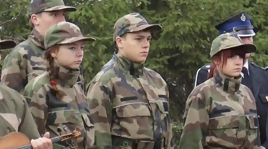 Józefów nad Wisłą, 11.11.2013. Złożenie kwiatów pod Pomnikiem Powstańców.