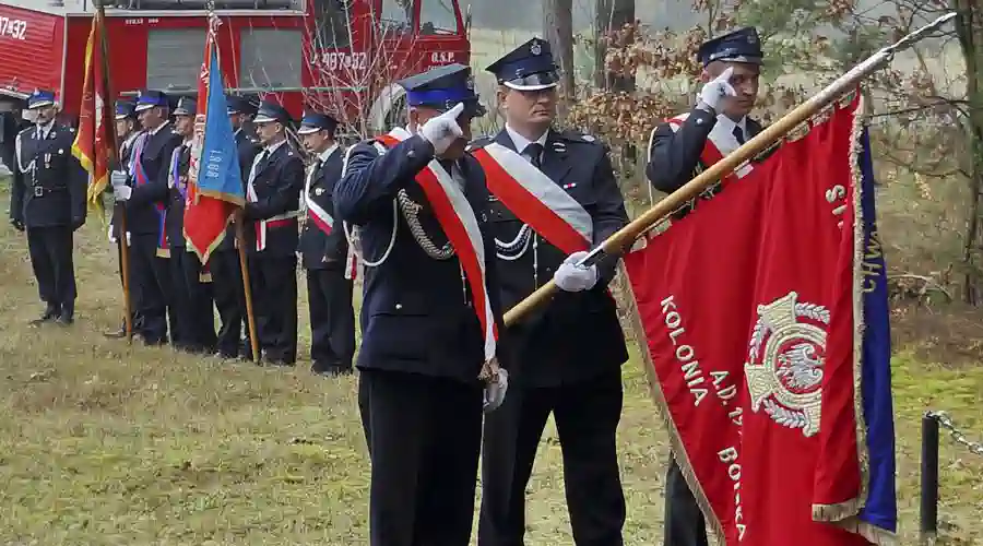 Bór, 11.11.2013. Złożenie kwiatów pod Pomnikiem Partyzantów.