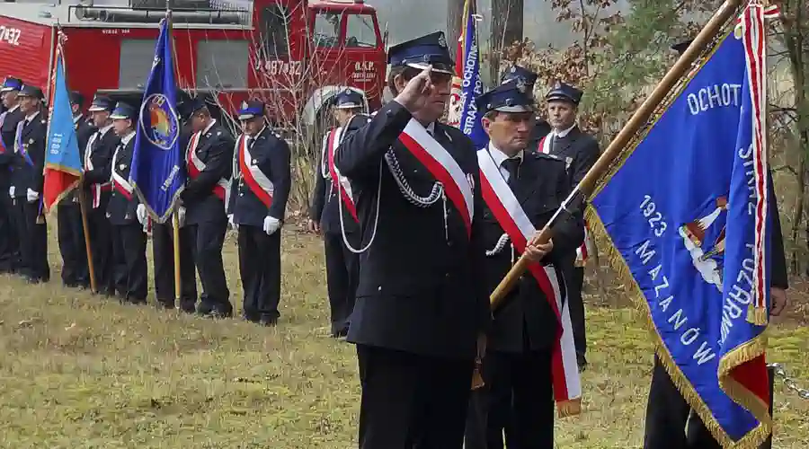 Bór, 11.11.2013. Złożenie kwiatów pod Pomnikiem Partyzantów.