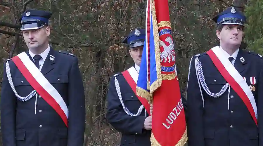 Bór, 11.11.2013. Złożenie kwiatów pod Pomnikiem Partyzantów.