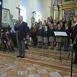 Rybitwy, 11.11.2014. 96. rocznica odzyskania niepodległości. Witold Danielewicz i chór Szczygiełki Grandi z Poniatowej.