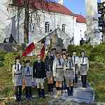 Rybitwy, 11.11.2014. 96. rocznica odzyskania niepodległości. Przed pomnikiem wdzięczności. Harcerki z ZSO w Józefowie nad Wisłą.