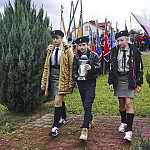 Boiska 11.11.2015. Harcerze pod pomnikiem wdzięczności.