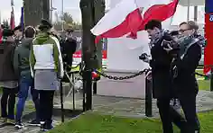 11-11-2017, Józefów nad Wisłą. 99. rocznica odzyskania niepodległości przez Polskę. Złożenie kwiatów i zapalenie światła tym wszystkim, którzy walczyli o wolność Ojczyzny.